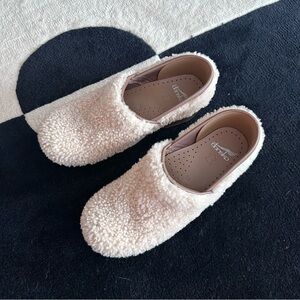 LIKE NEW Dansko Shearling Clogs